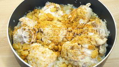 плов с курицей, изюмом и морковью по-корейски