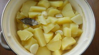 пышное картофельное пюре с яйцом и сметаной