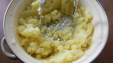 пышное картофельное пюре с яйцом и сметаной