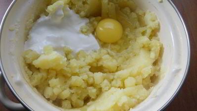 пышное картофельное пюре с яйцом и сметаной