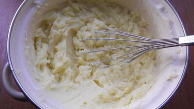 пышное картофельное пюре с яйцом и сметаной