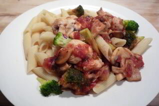 Грибное рагу с куриной грудкой и макаронами