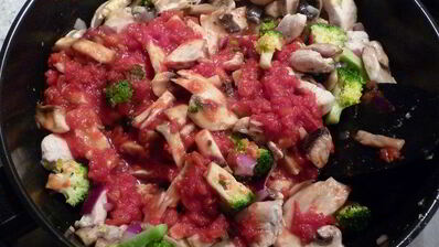 грибное рагу с куриной грудкой и макаронами