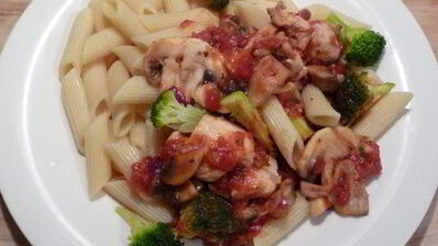 грибное рагу с куриной грудкой и макаронами