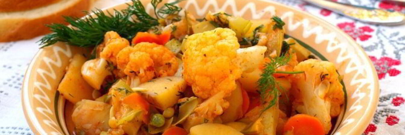 Овощное рагу с цветной капустой и стручковым горошком