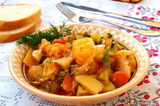 Овощное рагу с цветной капустой и стручковым горошком