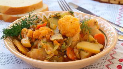 овощное рагу с цветной капустой и стручковым горошком