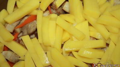 рагу из картофеля со свиной грудинкой в мультиварке