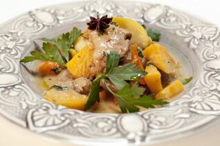 Рагу из репы со свининой, яблоками и изюмом