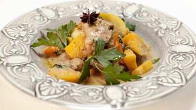 рагу из репы со свининой, яблоками и изюмом