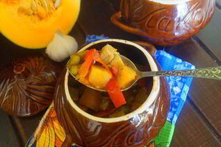 Рагу со свининой и тыквой в горшочках