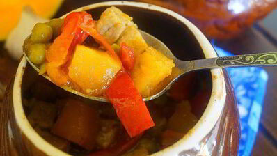 рагу со свининой и тыквой в горшочках