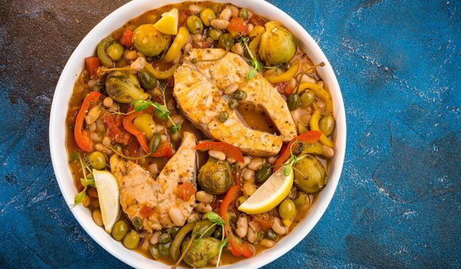 Рецепт сочного овощного рагу с лососем