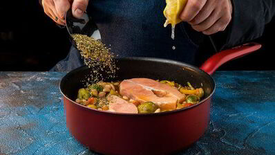 сочное овощное рагу с лососем