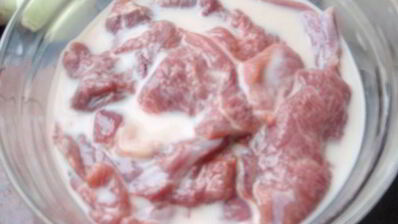 утиное филе в кунжуте с грибным рагу и картофельными дольками