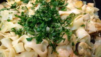 рисовая лапша с креветками и мидиями