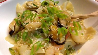 рисовая лапша с креветками и мидиями