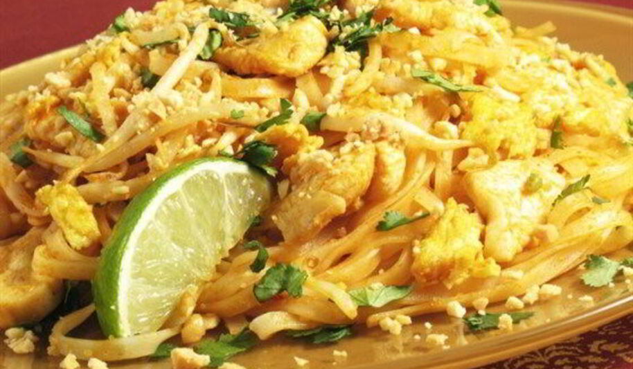 Рецепт рисовой лапши с куриным филе и кабачками в арахисовом соусе