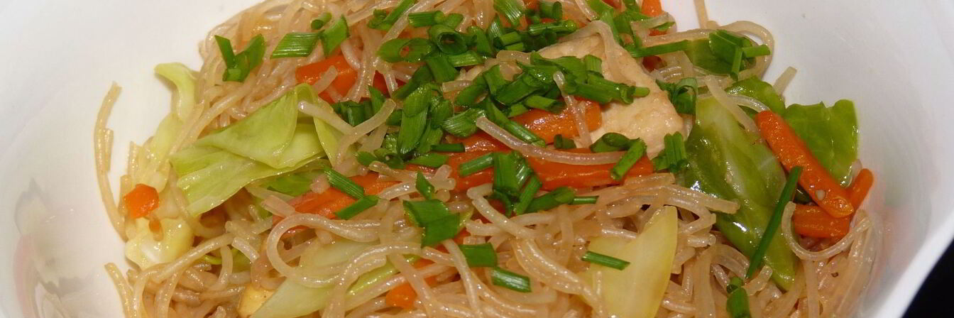 Рисовая лапша с курицей и овощами