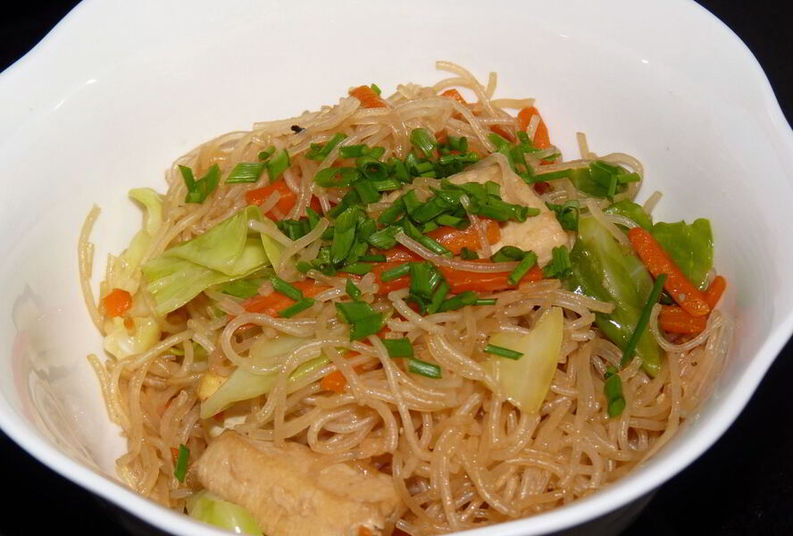 Рисовая лапша с курицей и овощами