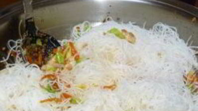 рисовая лапша с курицей и овощами