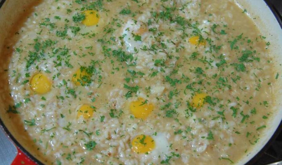 Рецепт ризотто с перепелиными яйцами и копченым салом
