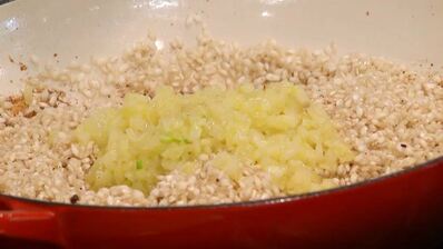 ризотто с перепелиными яйцами и копченым салом