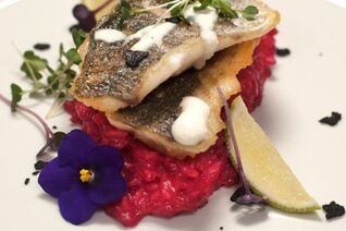 Сибас на свекольном ризотто со сливочно-сырным соусом