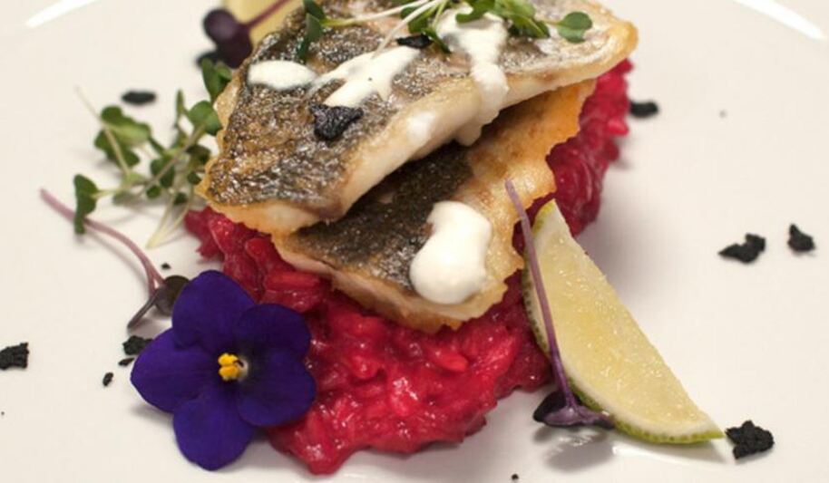 Рецепт сибаса на свекольном ризотто со сливочно-сырныма соусом