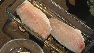 сибас на свекольном ризотто со сливочно-сырным соусом