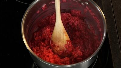 сибас на свекольном ризотто со сливочно-сырным соусом