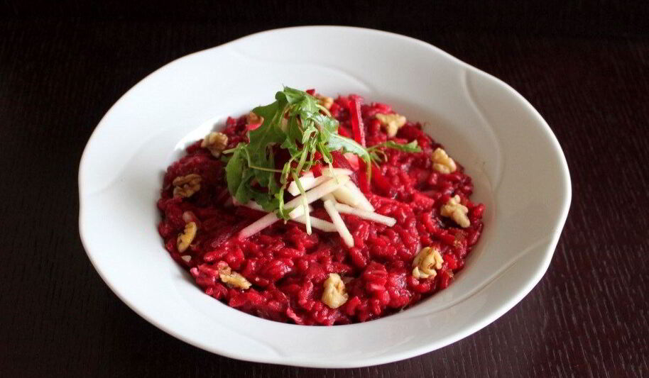 Рецепт свекольного ризотто с яблоком, грецким орехом и сыром бри
