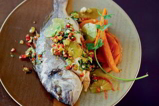 Дорада с овощами, лимоном и печеной тыквой