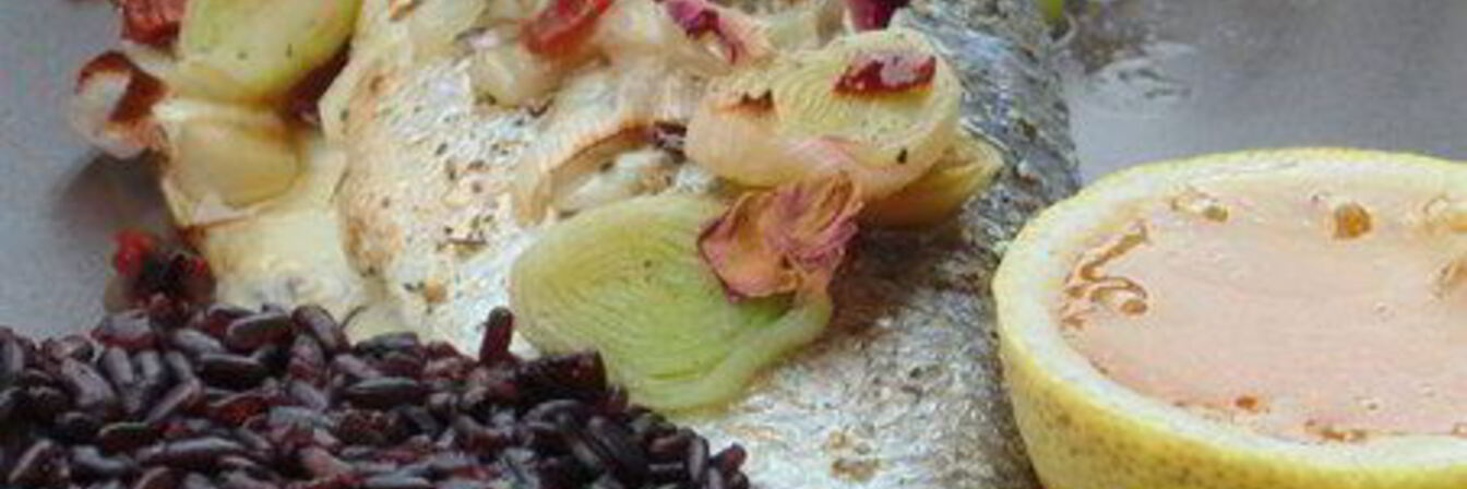 Дорада в розах с леденцовым соусом