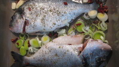 дорада в розах с леденцовым соусом