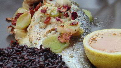 дорада в розах с леденцовым соусом