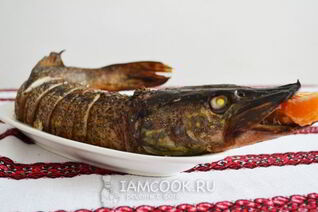 Фаршированная щука с салом в духовке