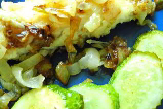 Камбала с жареными огурцами по-французски