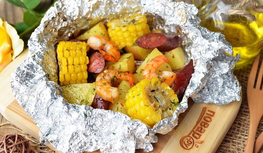 Рецепт креветок с картофелем и кукурузой в фольге
