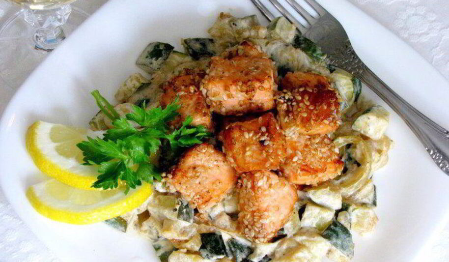 Рецепт лосося в кунжуте ны подушке иза цукини