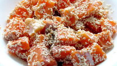 лосось в кунжуте на подушке из цукини