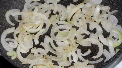 лосось в кунжуте на подушке из цукини