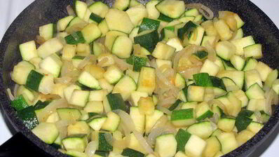 лосось в кунжуте на подушке из цукини