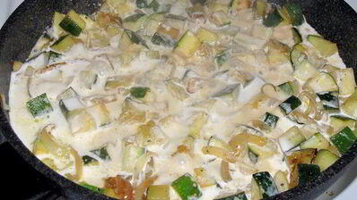 лосось в кунжуте на подушке из цукини