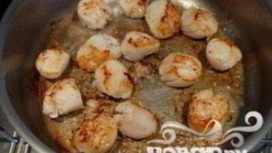 морские гребешки с фондю из лука-порея