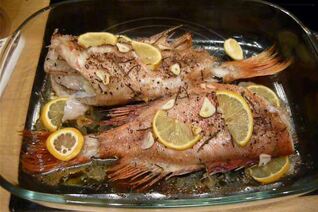Морской окунь с чесноком и травами