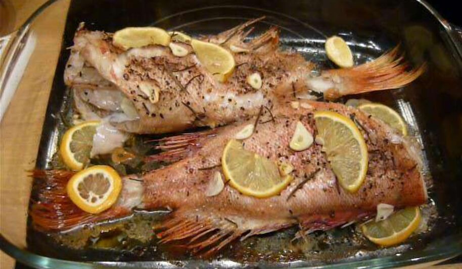 Рецепт морского окуня с чесноком и травами