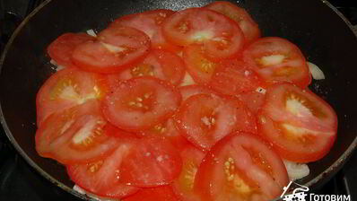 рыба с луком и помидорами