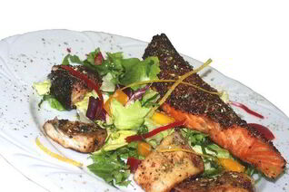 Рыбное филе на гриле с салатом