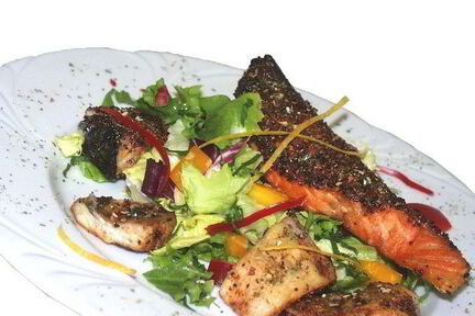 Рыбное филе на гриле с салатом